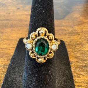 Vintage 70s Avon Green Crystal Flower Ring Gold Tone Adjustable